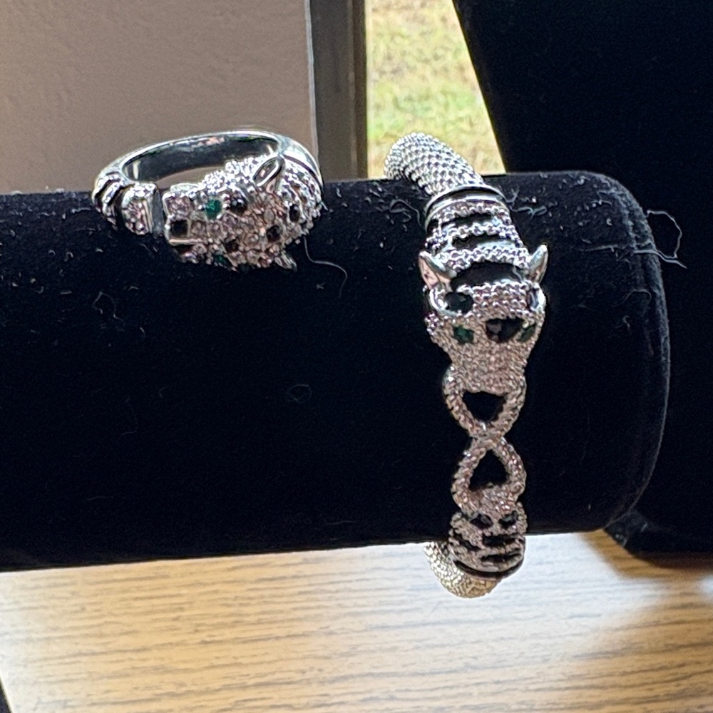 Elegant Silver Panther stretch bracelet ring size 10.  Jewelry Set
